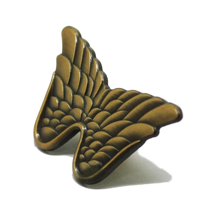 Antik guld 3D Wing Lapel Pin