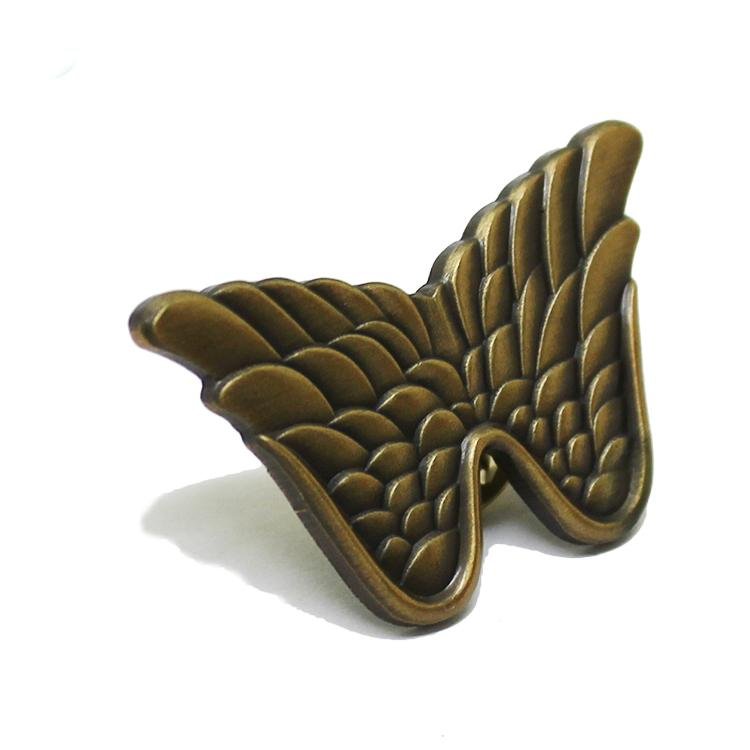 Antik guld 3D Wing Lapel Pin